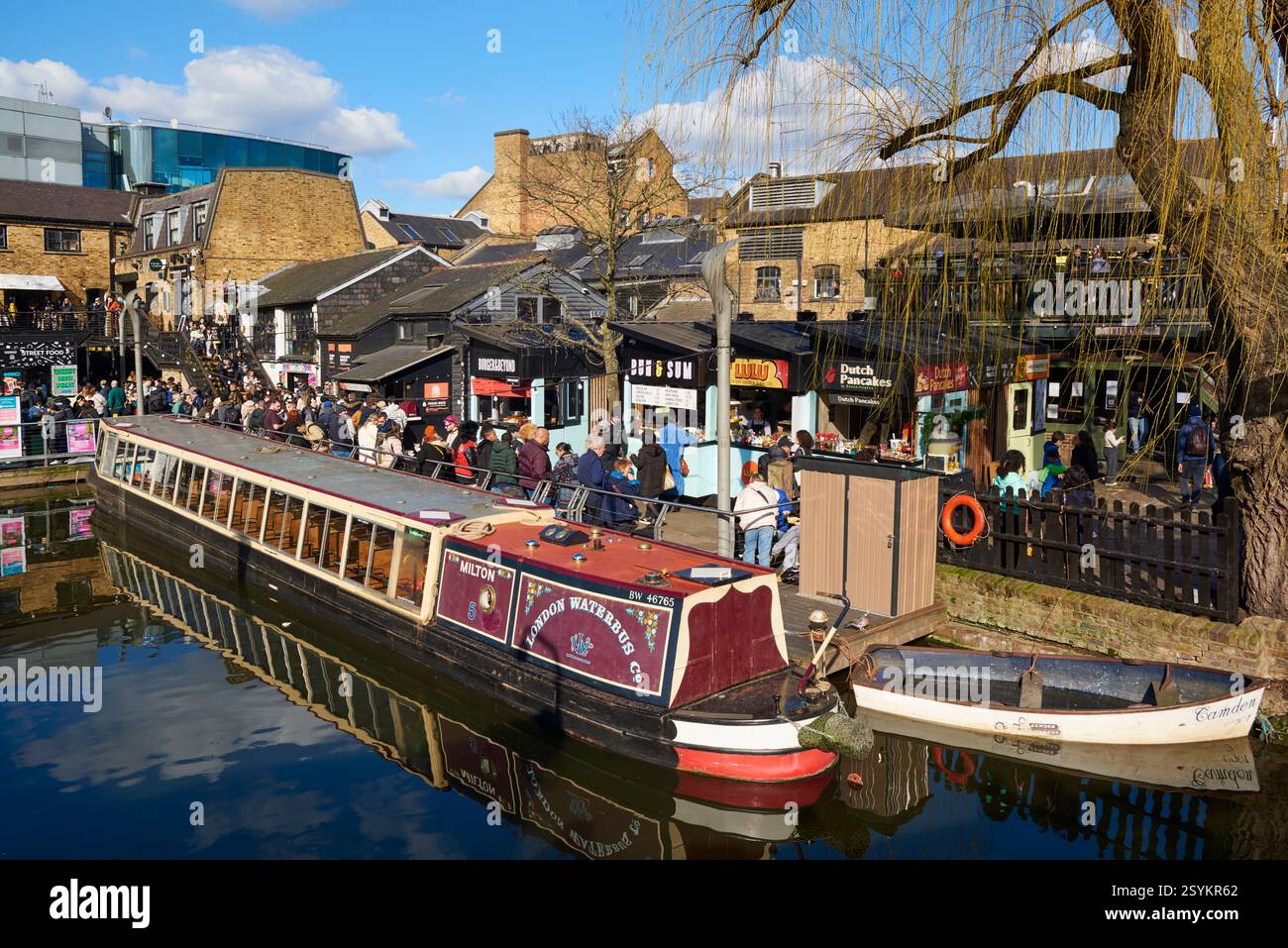 Camden Market, Londres Royaume-Uni, avec des foules, des stands de nourriture et des bateaux Banque D'Images