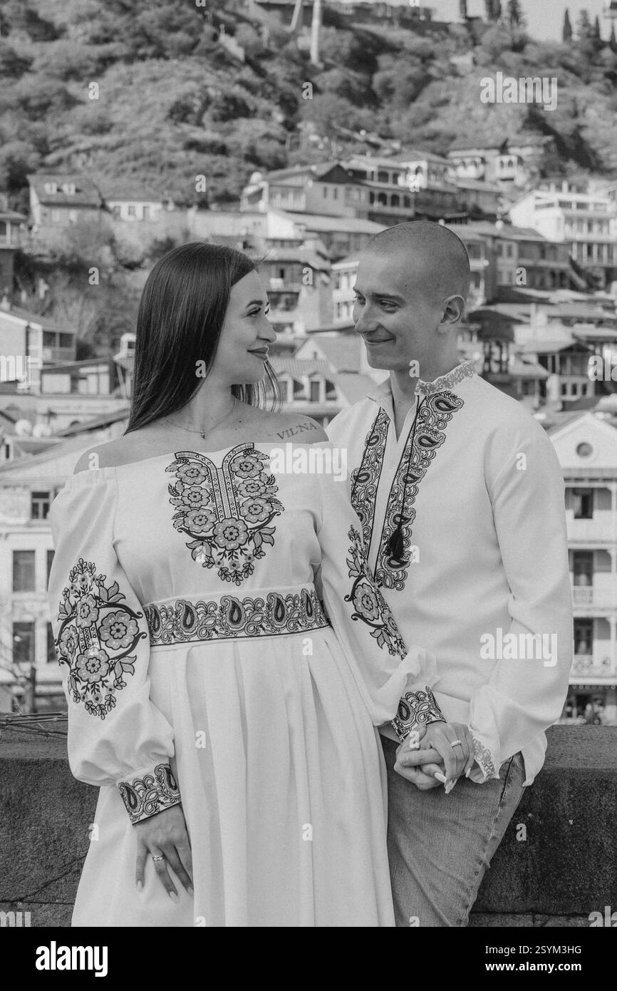 Proposition de fiançailles à Tbilissi : le marié propose de épouser en tenue de mariage ukrainienne traditionnelle Banque D'Images