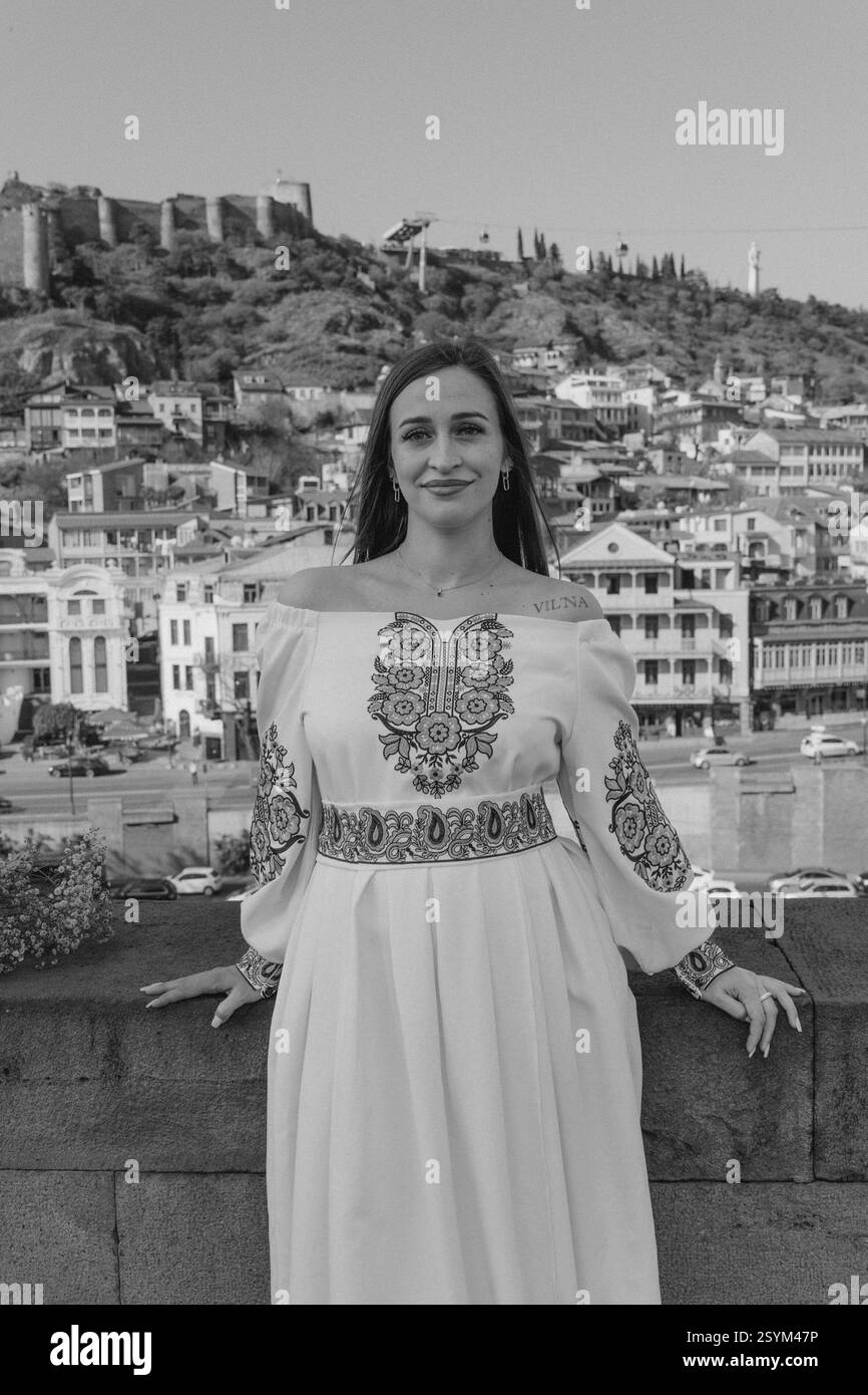 Proposition de fiançailles à Tbilissi : le marié propose de épouser en tenue de mariage ukrainienne traditionnelle Banque D'Images