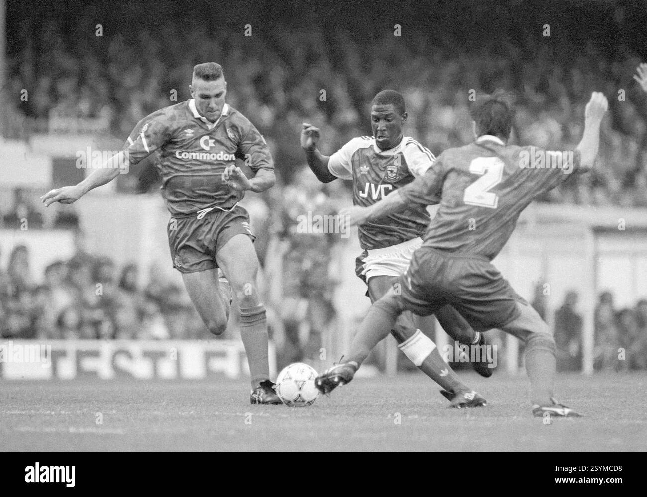 Kevin Campbell, d'Arsenal, met la balle entre Vinnie Jones de Chelsea et Tommy Boyd. Arsenal contre Chelsea Banque D'Images