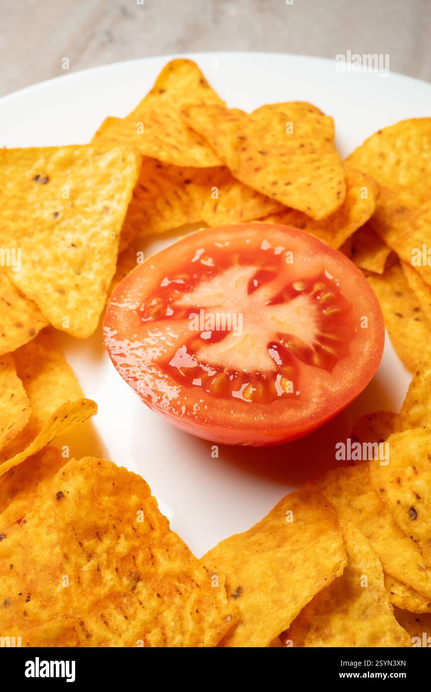 croustilles nachos et tomates coupées en gros plan Banque D'Images