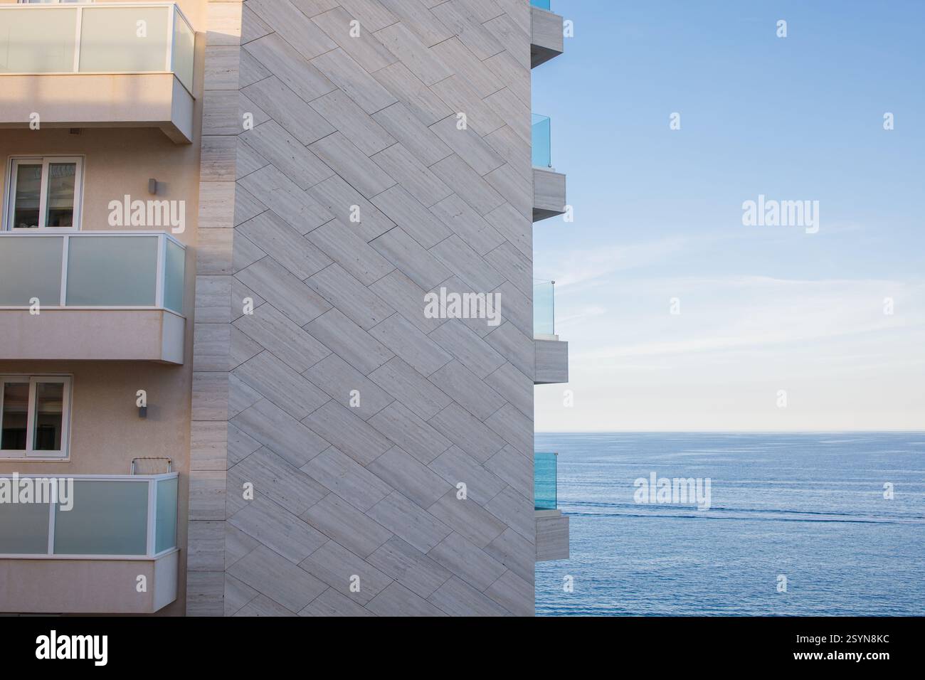 Appartements de première ligne avec vue sur la mer fond de maison Banque D'Images