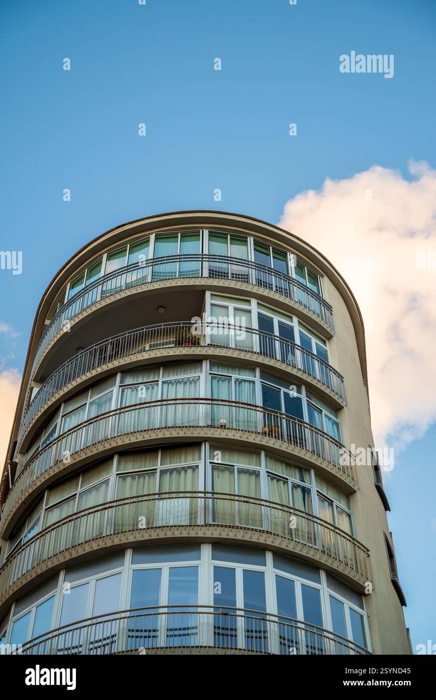 Malaga, Espagne, 27 décembre 2024 un bâtiment résidentiel moderne avec un coin arrondi - architecture typique de la ville Banque D'Images
