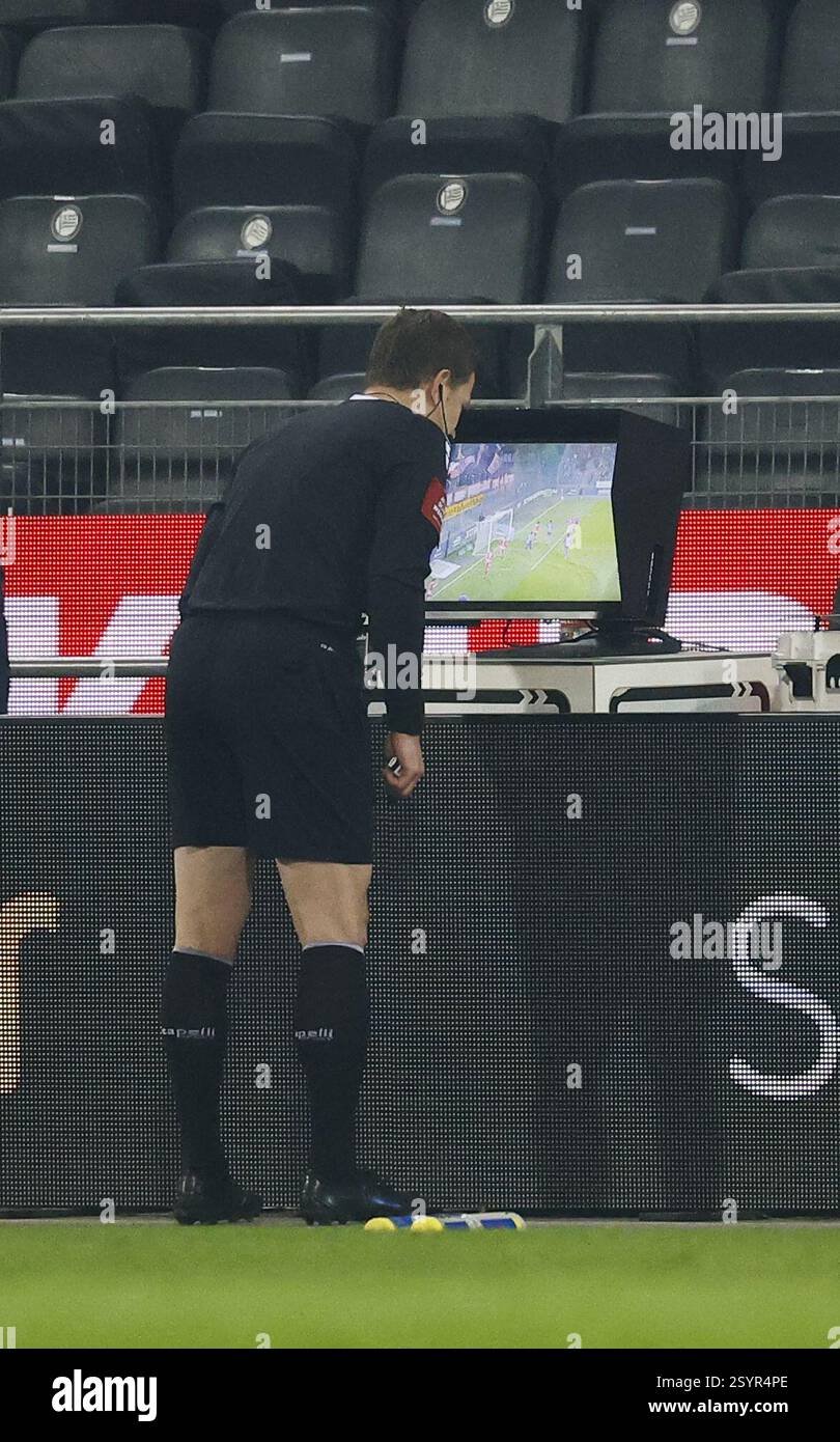 ABD0102_20250301 - GRAZ - Österreich : Schiedsrichter Markus Hameter beim VAR Check während der Admiral Bundesliga- Begegnung/20. Runde zwischen GAK und FK Austria Wien am Samstag, 01. März 2025, in der Merkur Arena à Graz. - FOTO : APA/ERWIN SCHERIAU - 20250301_PD10070 crédit : APA-PictureDesk/Alamy Live News Banque D'Images