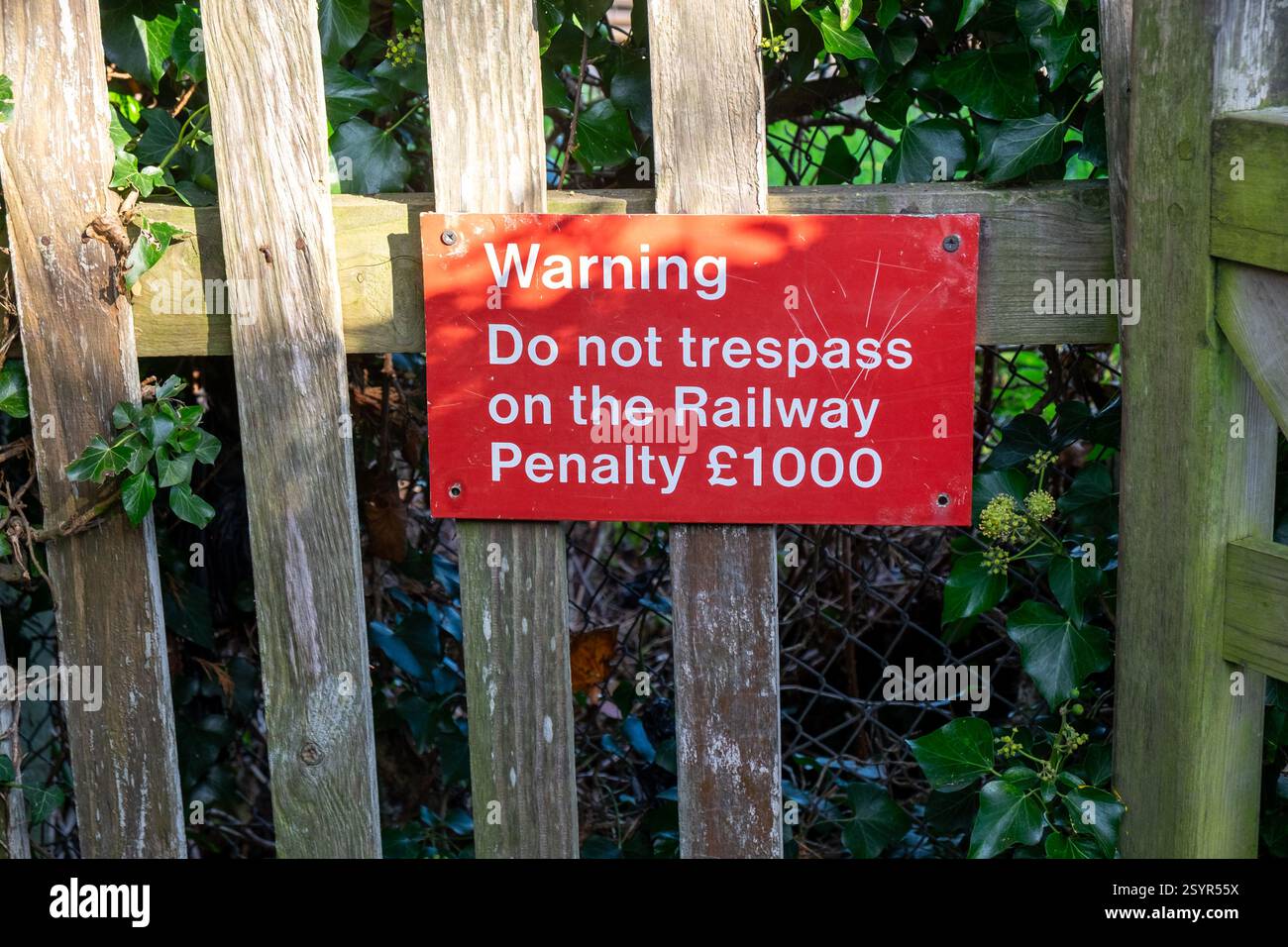 Ne pas empiéter sur le panneau d'avertissement ferroviaire, Surrey, Angleterre Banque D'Images