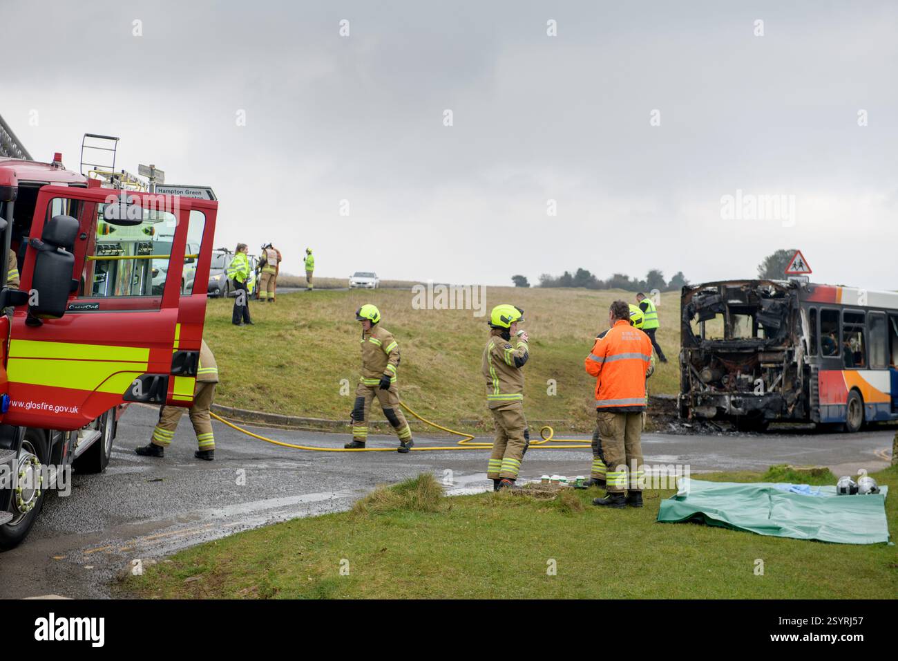 La scène après un incendie de bus a été éteinte par des pompiers à Minchinhampton Common, Gloucestershire, Royaume-Uni (janvier 2025). Banque D'Images