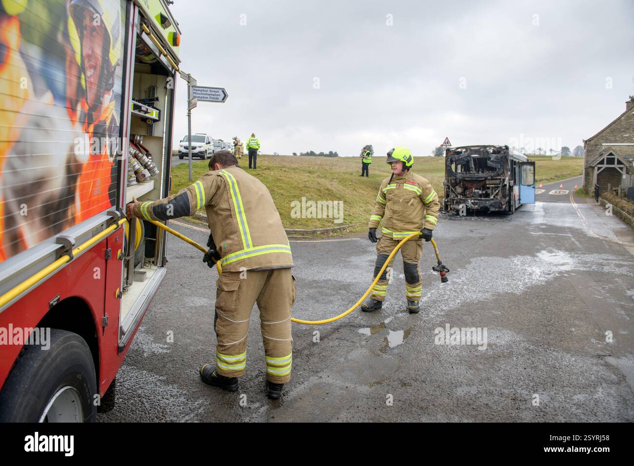 La scène après un incendie de bus a été éteint par les pompiers sur Minchinhampton Common, Gloucestershire, Royaume-Uni (janvier 2025). Banque D'Images