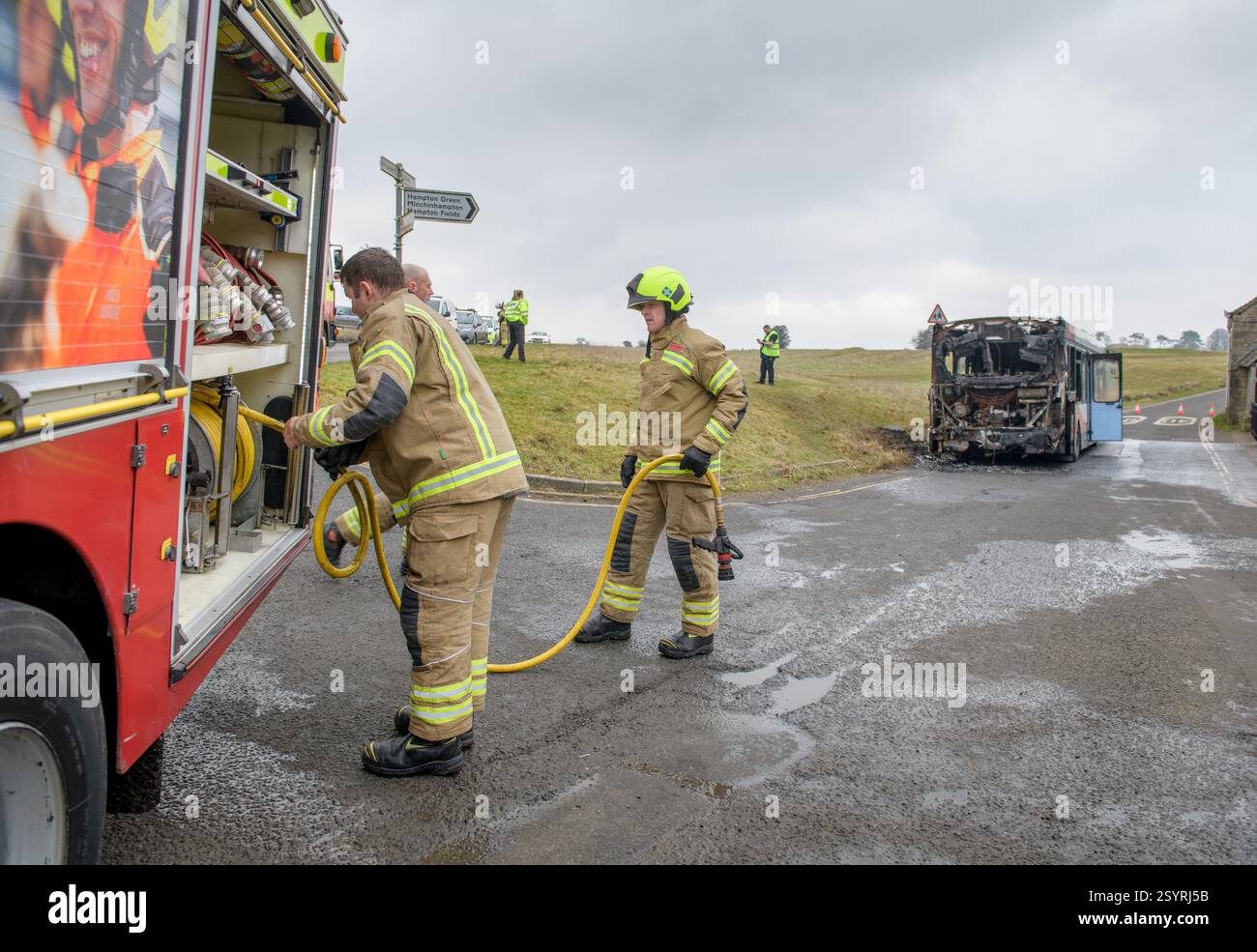La scène après un incendie de bus a été éteint par les pompiers sur Minchinhampton Common, Gloucestershire, Royaume-Uni (janvier 2025). Banque D'Images