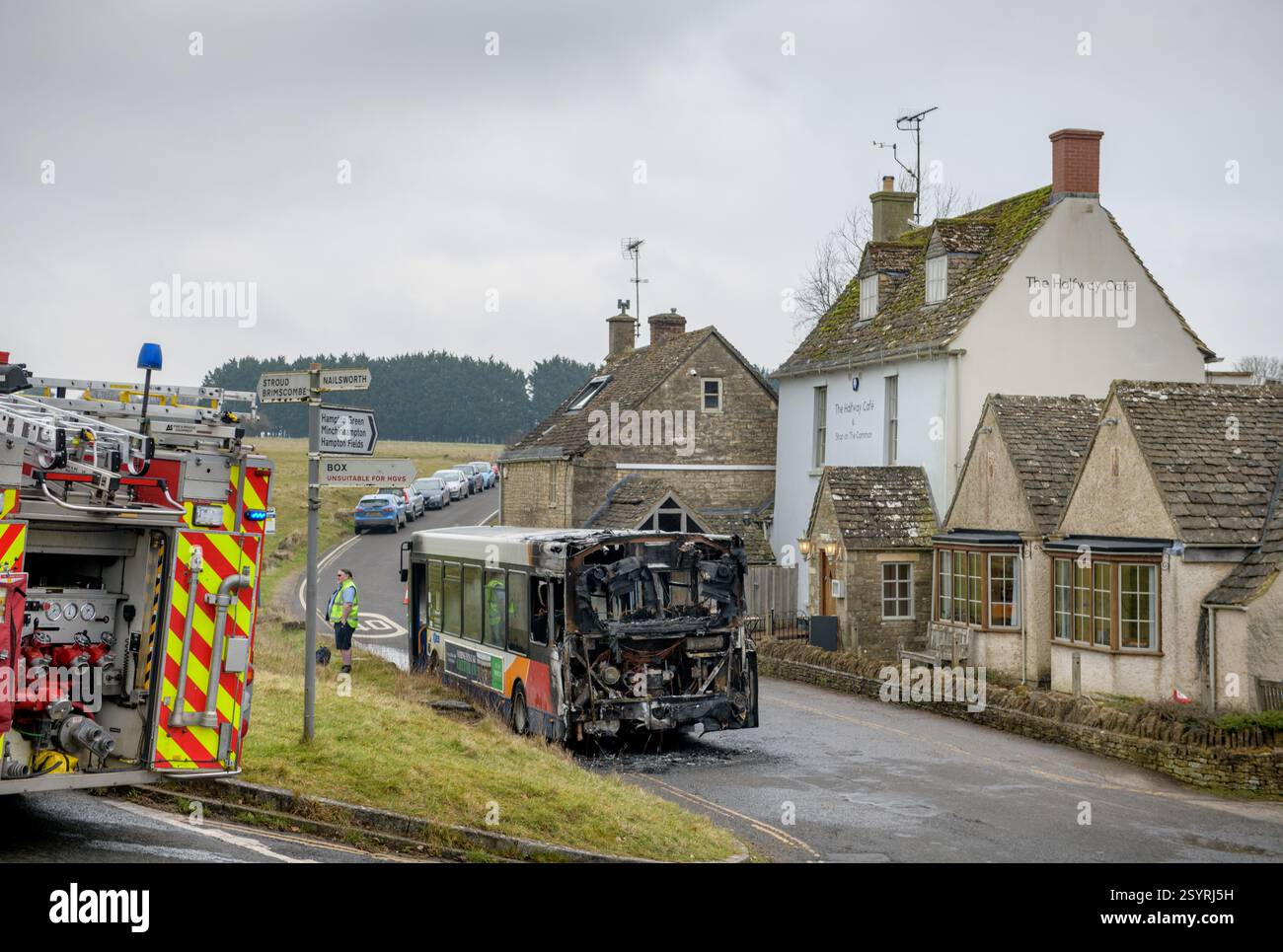 La scène après un incendie de bus a été éteint par les pompiers sur Minchinhampton Common, Gloucestershire, Royaume-Uni (janvier 2025). Banque D'Images