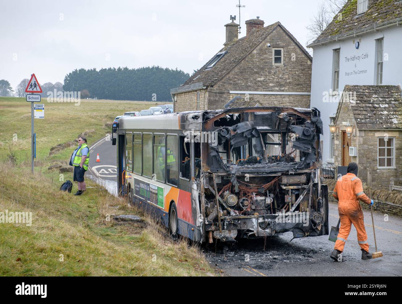 La scène après un incendie de bus a été éteint par les pompiers sur Minchinhampton Common, Gloucestershire, Royaume-Uni (janvier 2025). Banque D'Images