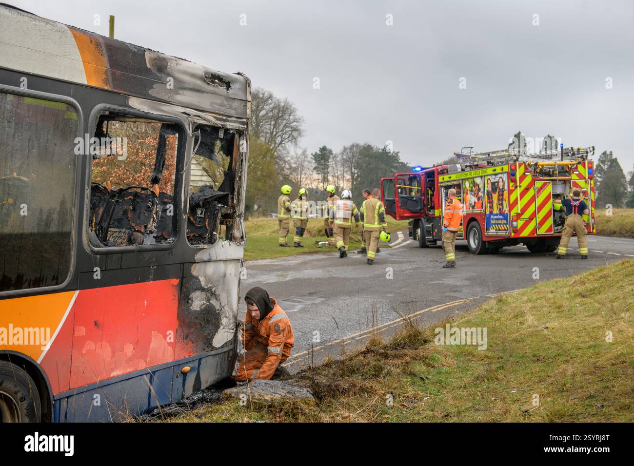 La scène après un incendie de bus a été éteint par les pompiers sur Minchinhampton Common, Gloucestershire, Royaume-Uni (janvier 2025). Banque D'Images
