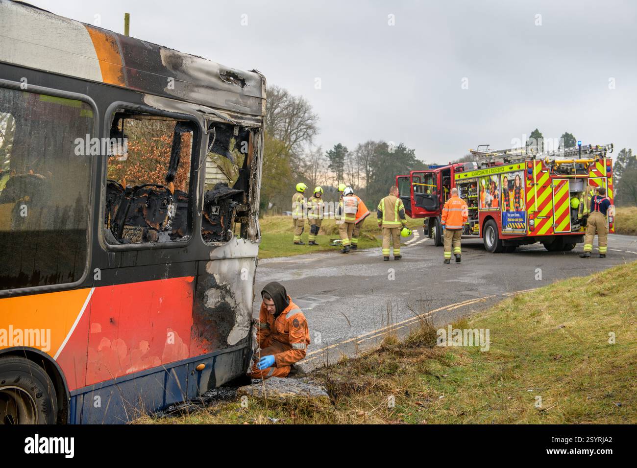 La scène après un incendie de bus a été éteint par les pompiers sur Minchinhampton Common, Gloucestershire, Royaume-Uni (janvier 2025). Banque D'Images