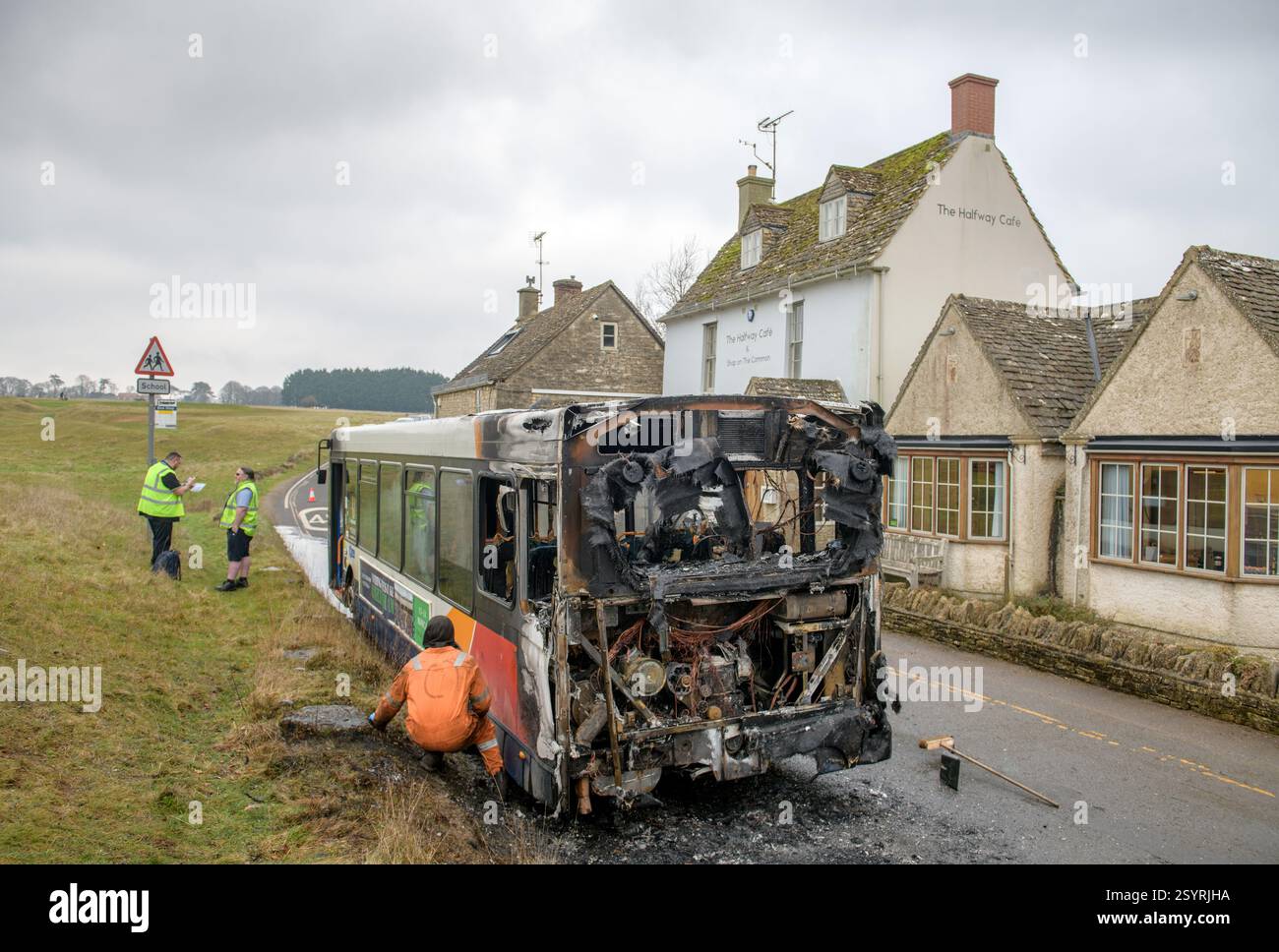 La scène après un incendie de bus a été éteint par les pompiers sur Minchinhampton Common, Gloucestershire, Royaume-Uni (janvier 2025). Banque D'Images