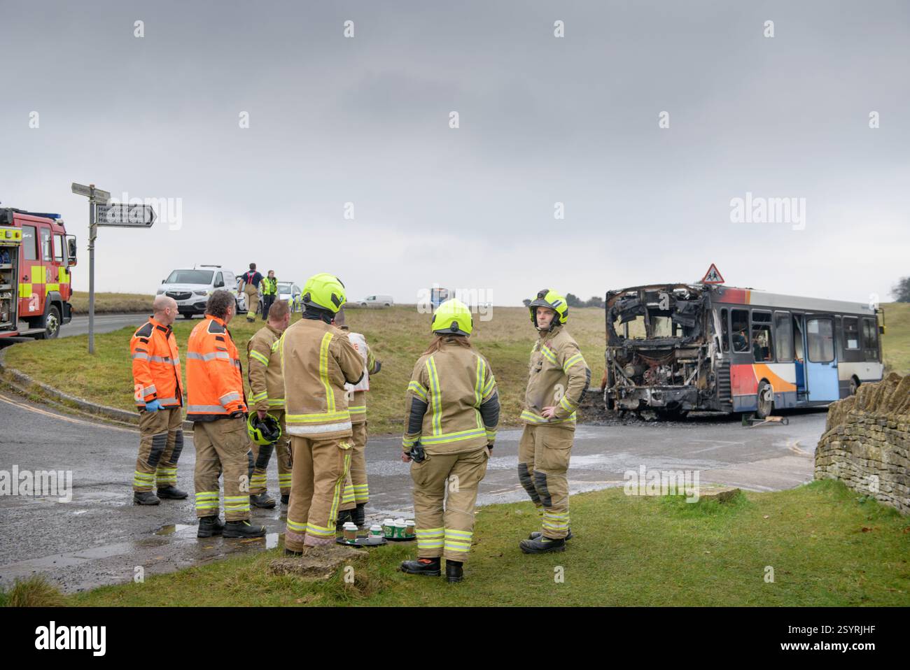 La scène après un incendie de bus a été éteinte par des pompiers à Minchinhampton Common, Gloucestershire, Royaume-Uni (janvier 2025). Banque D'Images