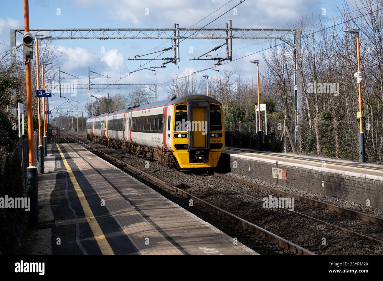 Transport pour le train diesel de classe 158 du pays de Galles passant par la station Marston Green, West Midlands, Angleterre, Royaume-Uni Banque D'Images