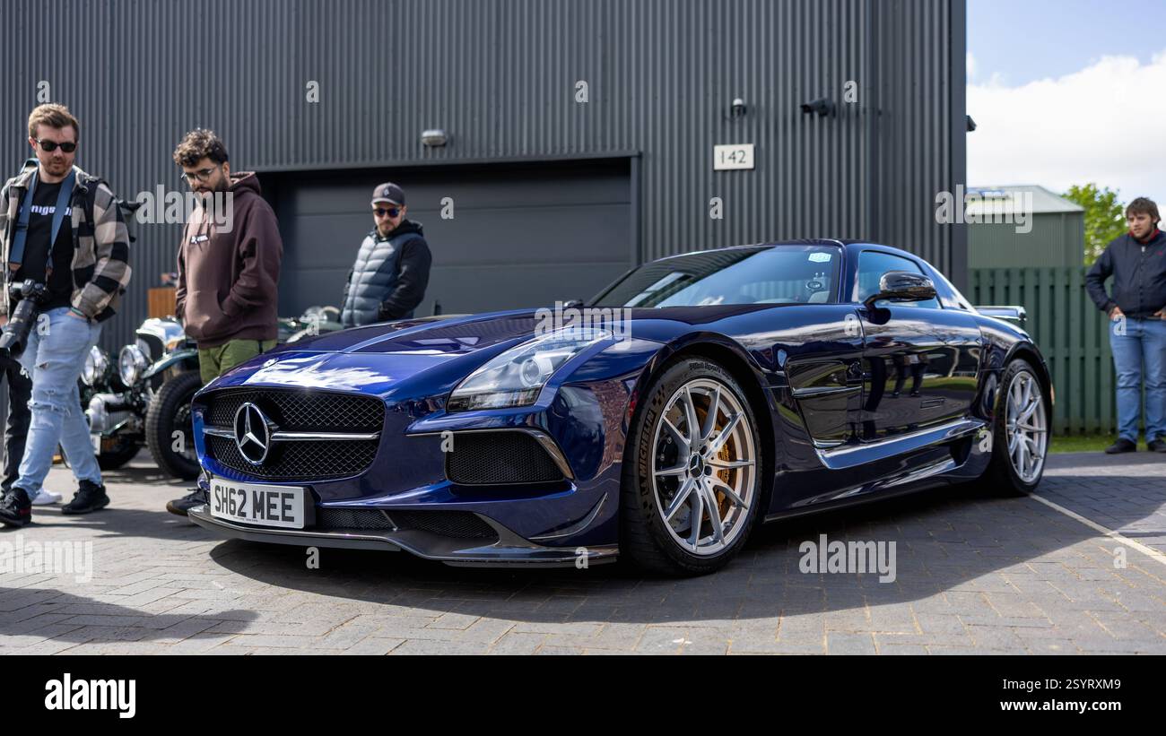 2014 Mercedes-Benz SLS AMG, exposée lors de l'April Scramble qui s'est tenue au Bicester Heritage Centre le 21 avril 2024. Banque D'Images