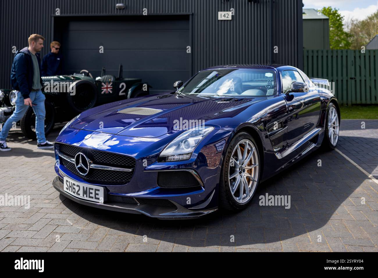 2014 Mercedes-Benz SLS AMG, exposée lors de l'April Scramble qui s'est tenue au Bicester Heritage Centre le 21 avril 2024. Banque D'Images