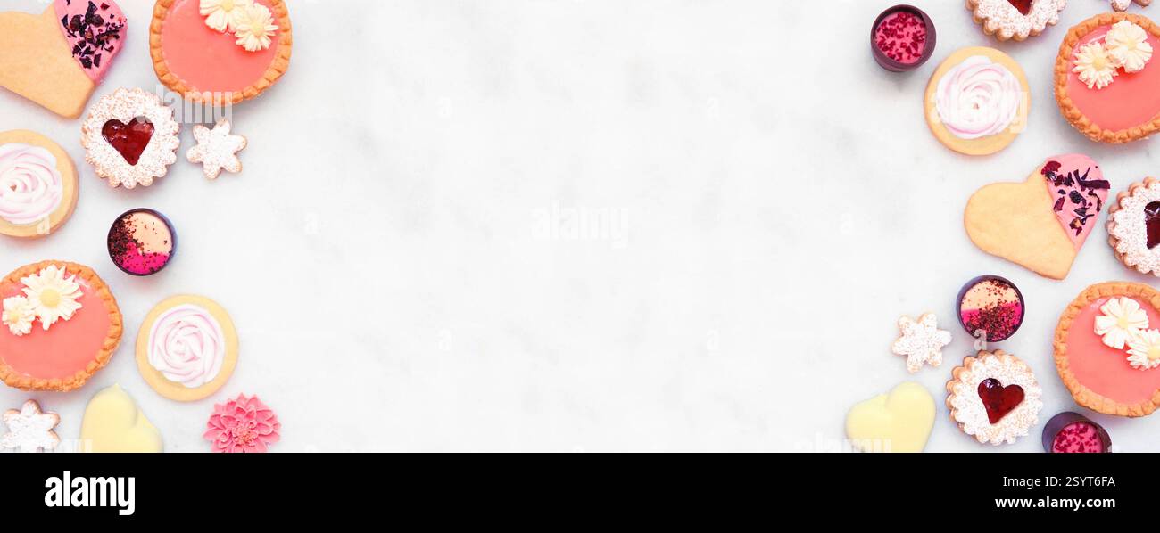 Fête des mères ou amour à double bordure de cuisson avec un assortiment de biscuits et de friandises sucrées. Vue ci-dessus sur un fond de bannière en marbre blanc avec co Banque D'Images