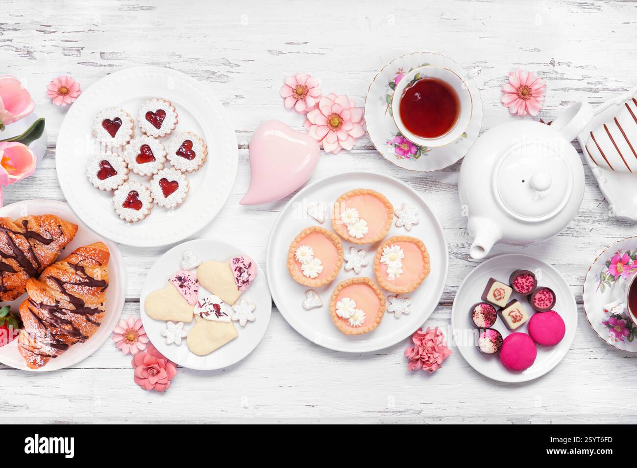 Scène de table de thé de fête des mères sur un fond de bois blanc. Variété de desserts sucrés et de pâtisseries. Banque D'Images
