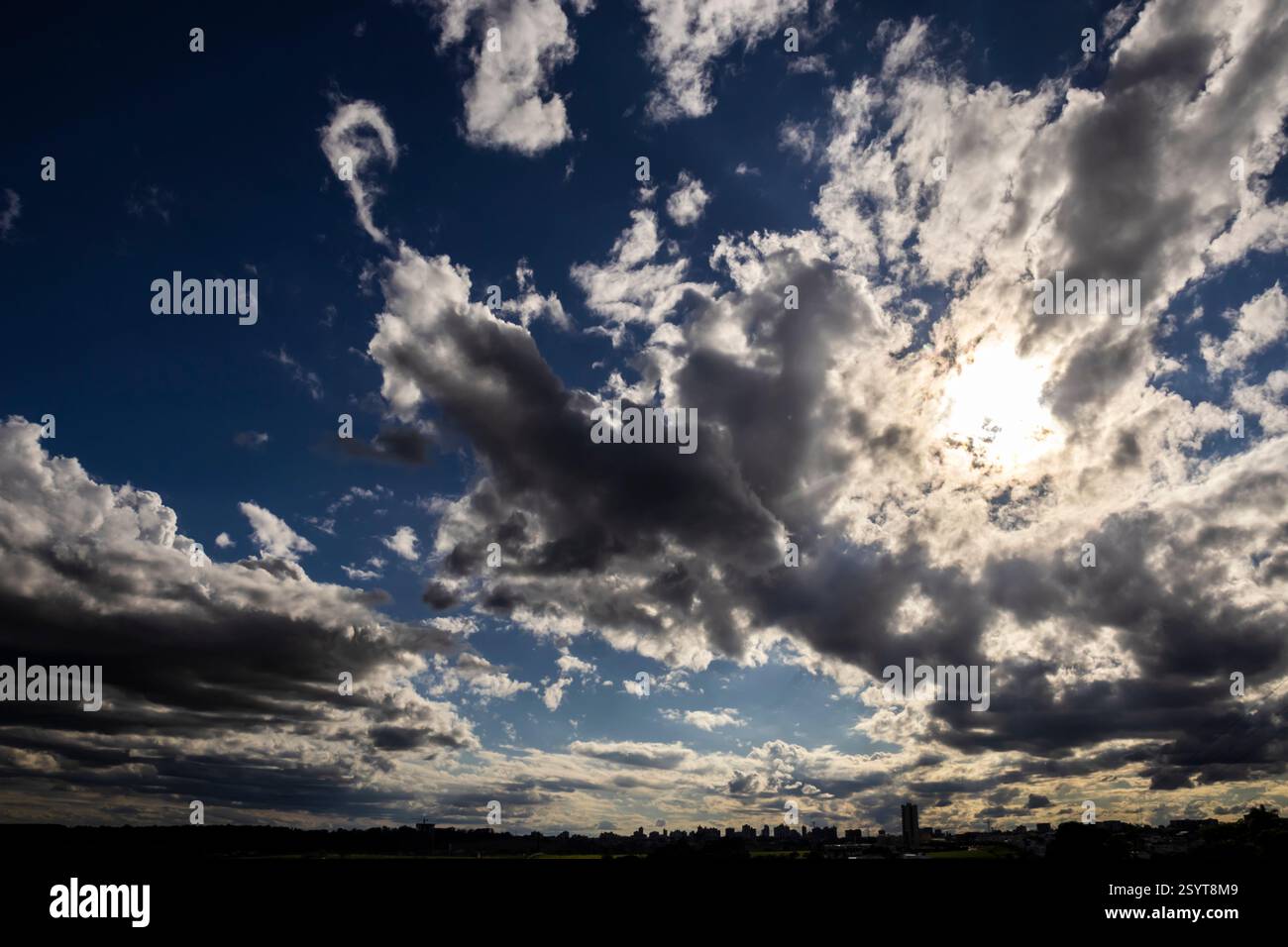 Silhouette de bâtiments de paysage urbain avec ciel bleu nuageux au Brésil Banque D'Images