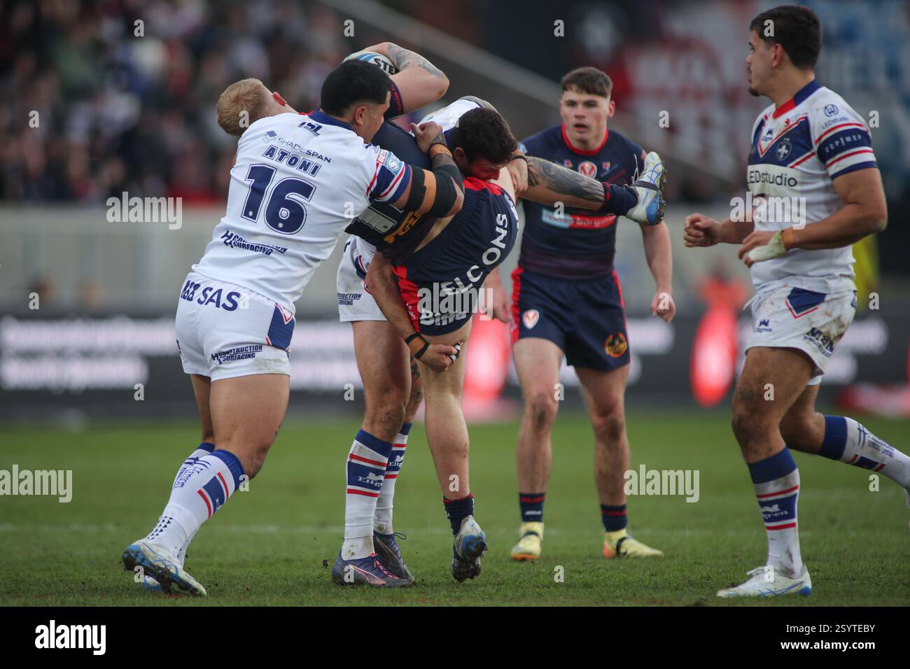 Wakefield, Royaume-Uni. 01 mars 2025. DIY Kitchens Stadium, Wakefield, West Yorkshire, 1er mars 2025. Betfred Super League Wakefield Trinity vs St Helens George Delaney de St Helens attaqué par Jay Pitts et Renouf Atoni de Wakefield Trinity Credit : Touchlinepics/Alamy Live News Banque D'Images