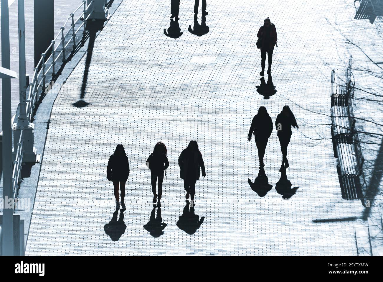 Silhouettes et ombres de gens marchant dans les rues de Bilbao Banque D'Images