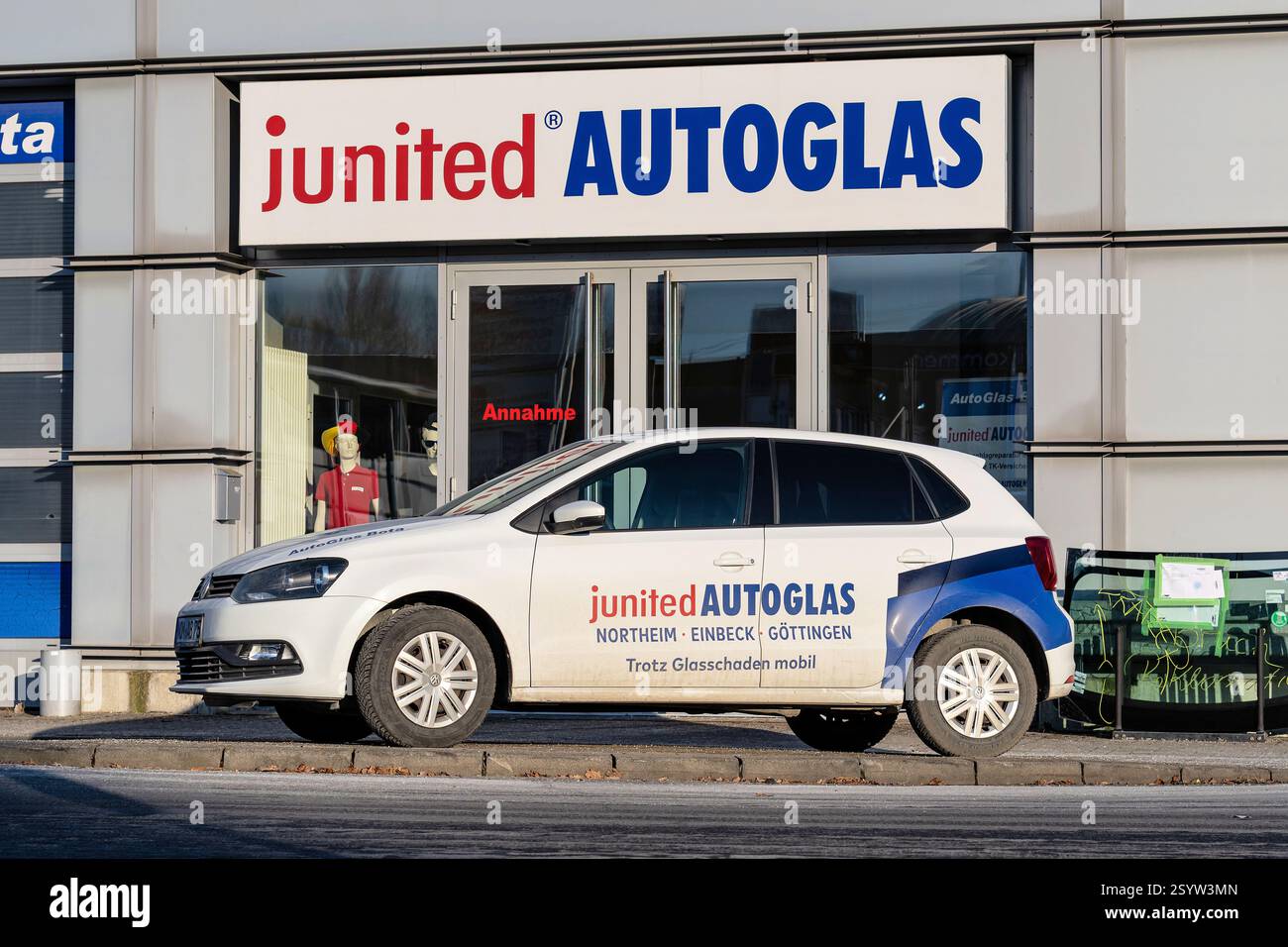 Junited Autoglas Volkswagen Polo au garage à Göttingen, Allemagne Banque D'Images