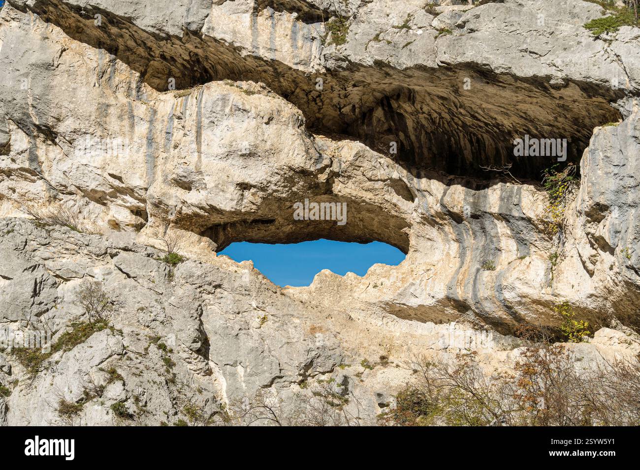 Arc naturel dans la roche appelée Balza Forata dans le versant nord du mont Nerone dans les Apennins, dans la province de Pesaro-Urbino Banque D'Images