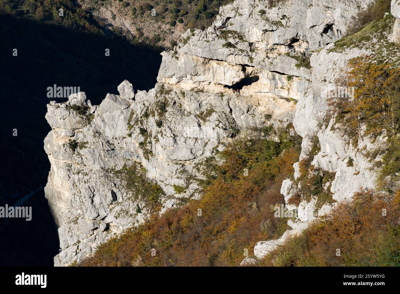 Vue panoramique sur la pente rocheuse du mont Nerone avec l'arche naturelle Balza Forata, dans la chaîne des Apennins dans la province de Pesaro-Urbino Banque D'Images