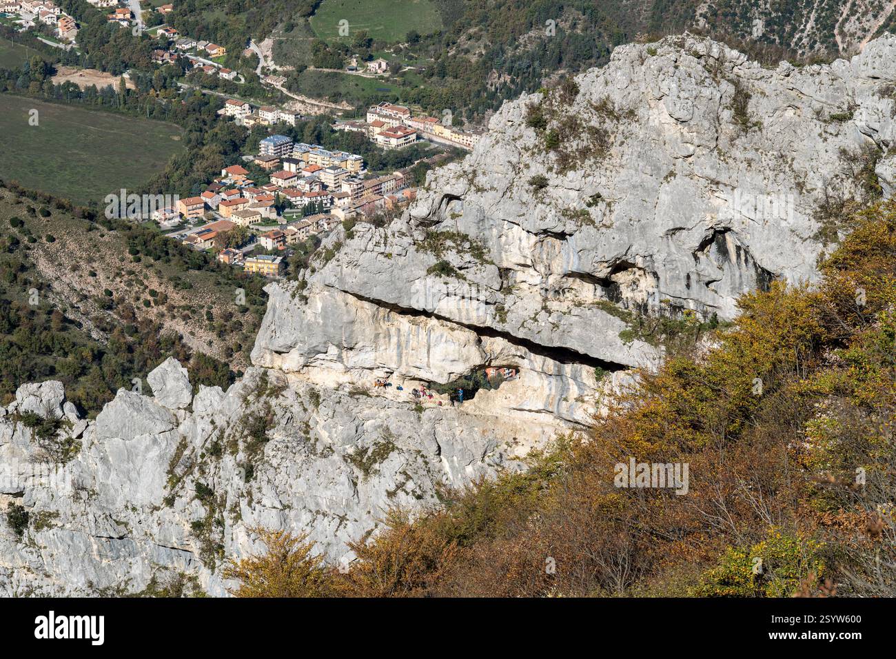 Vue panoramique sur la pente rocheuse du mont Nerone avec l'arche naturelle Balza Forata, dans la chaîne des Apennins dans la province de Pesaro-Urbino Banque D'Images