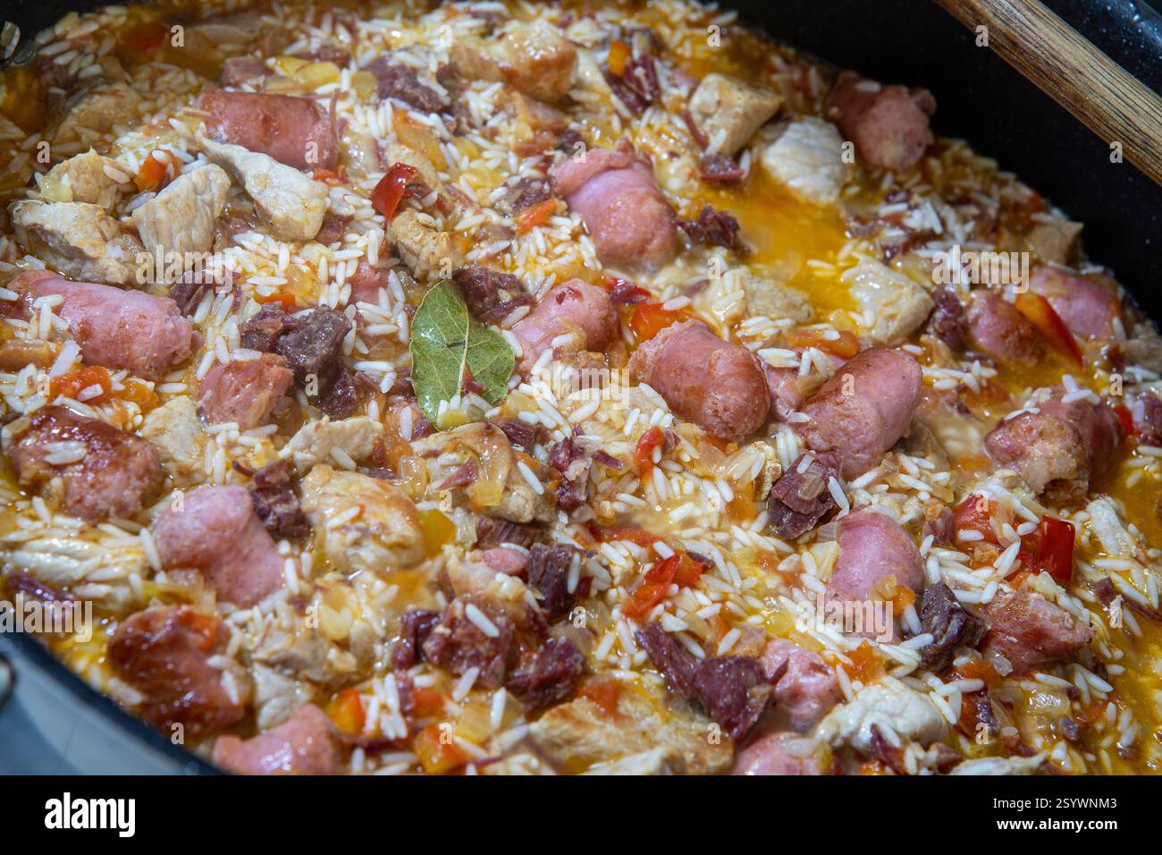 Arroz de Carreteiro - cuisine typique du sud du Brésil, à base de riz, de viande séchée, de saucisse pepperoni, de longe de porc et de bacon cuit dans la poêle Banque D'Images