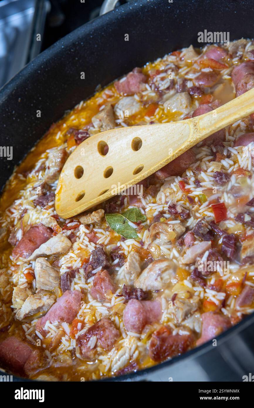 Arroz de Carreteiro - cuisine typique du sud du Brésil, à base de riz, de viande séchée, de saucisse pepperoni, de longe de porc et de bacon cuit dans la casserole Banque D'Images