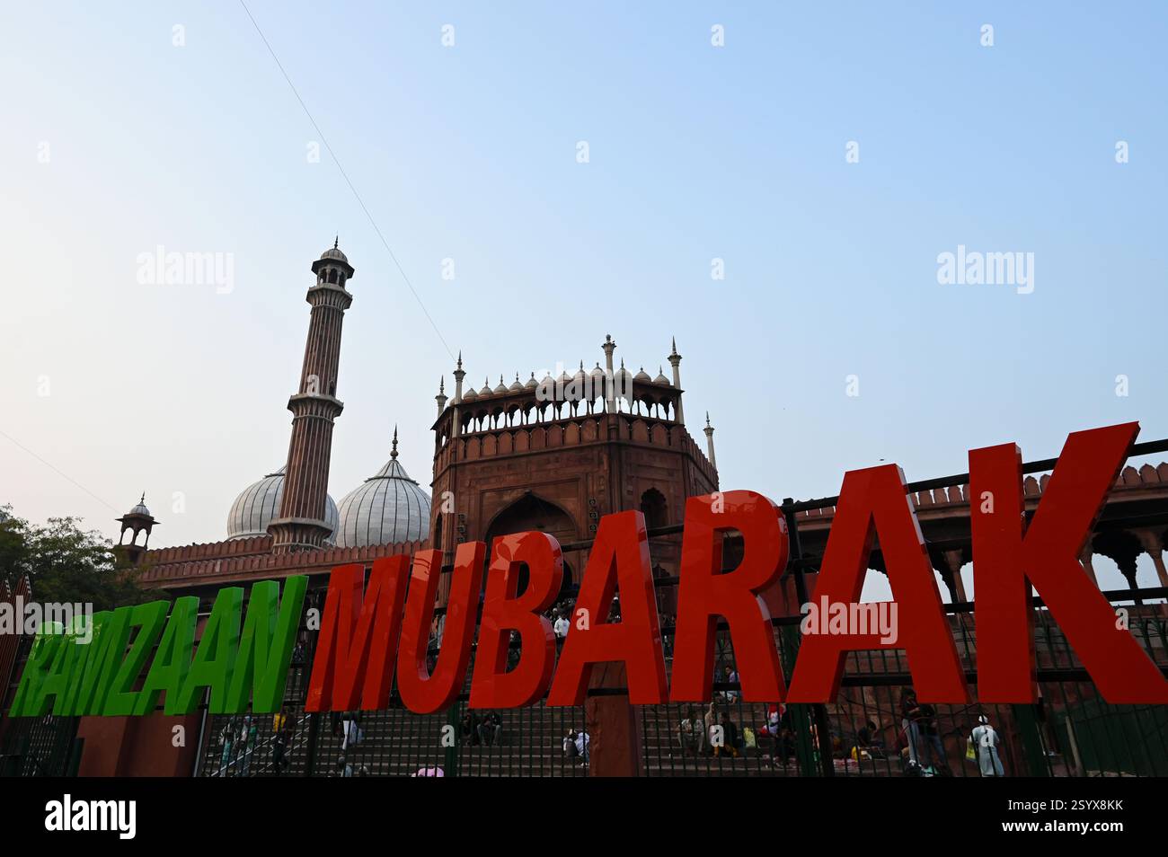 New Delhi, Inde. 01 mars 2025. NEW DELHI, INDE - 1er MARS : le panneau Ramzan Moubarak placé devant l'emblématique Jama Masjid de Delhi au début du mois Saint Ramzan, le 1er mars 2025 à New Delhi, en Inde. Le mois sacré du Ramadan est observé avec dévotion par les musulmans du monde entier. Le début du mois sacré du Ramadan est marqué par le signe du croissant de lune dans le ciel du soir. Le Ramadan est marqué par le jeûne, les prières et le service communautaire des musulmans du monde entier. (Photo de Salman Ali/Hindustan Times/Sipa USA ) crédit : Sipa USA/Alamy Live News Banque D'Images