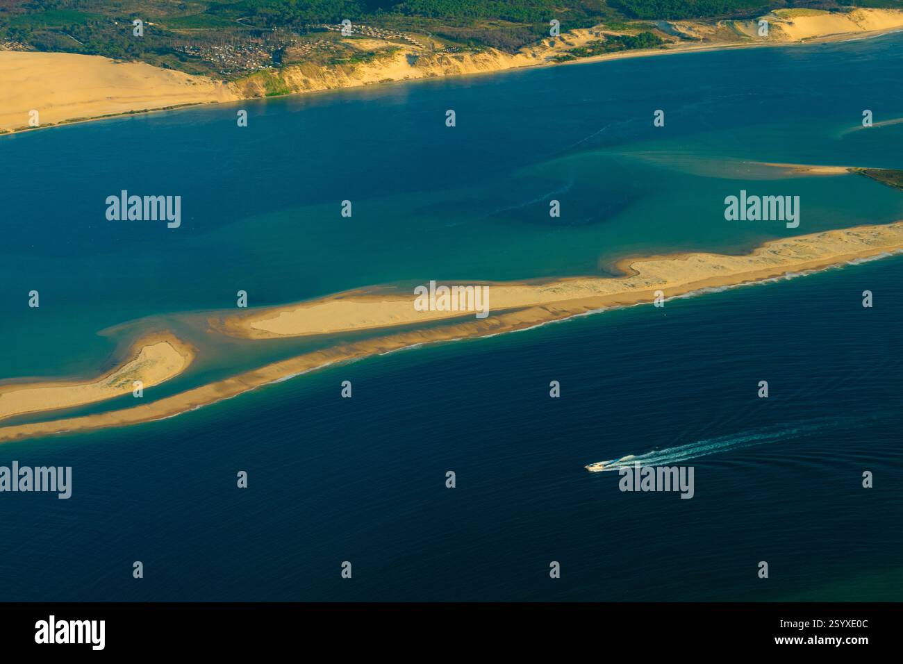 France, Gironde (33), vue aérienne du banc d'Arguin face à la dune du Pilat située à l'embouchure du bassin d'Arcachon Banque D'Images