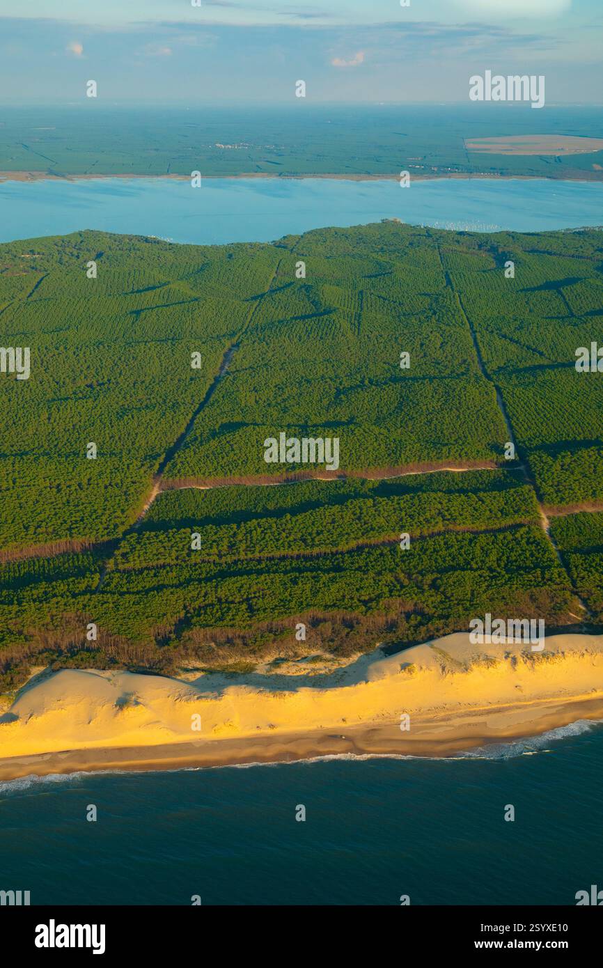 France, Gironde (33), vue aérienne de la plage Océane, de la forêt domaniale de Carcans et du lac Hourtin-Carcans Banque D'Images
