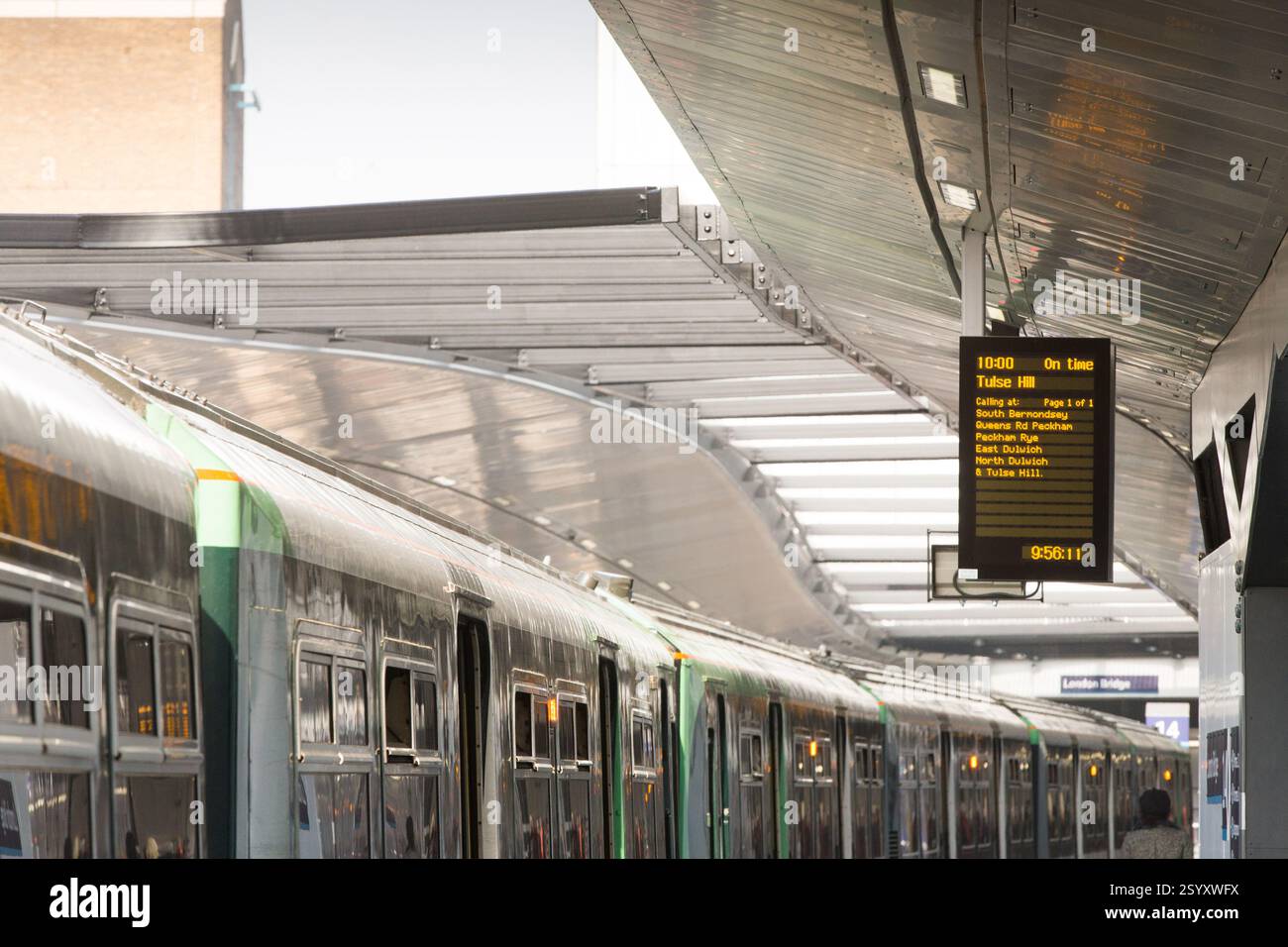 Horaires des trains à la gare de London Bridge. Un train pour Tulse Hill est prévu à 10h00, à l'heure. Banque D'Images