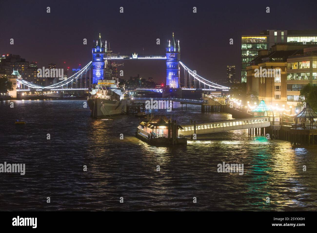 Tower Bridge, Londres, la nuit. Le HMS Belfast, un navire de guerre historique, est amarré à proximité. Tamise. Banque D'Images