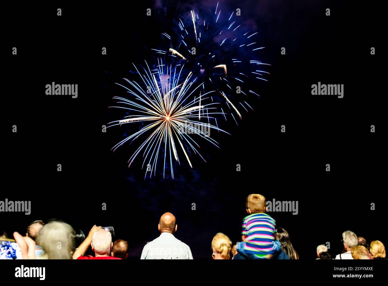 Feux d'artifice et personnes regardant. Une des plus anciennes façons de célébrer des événements ou des anniversaires. Banque D'Images