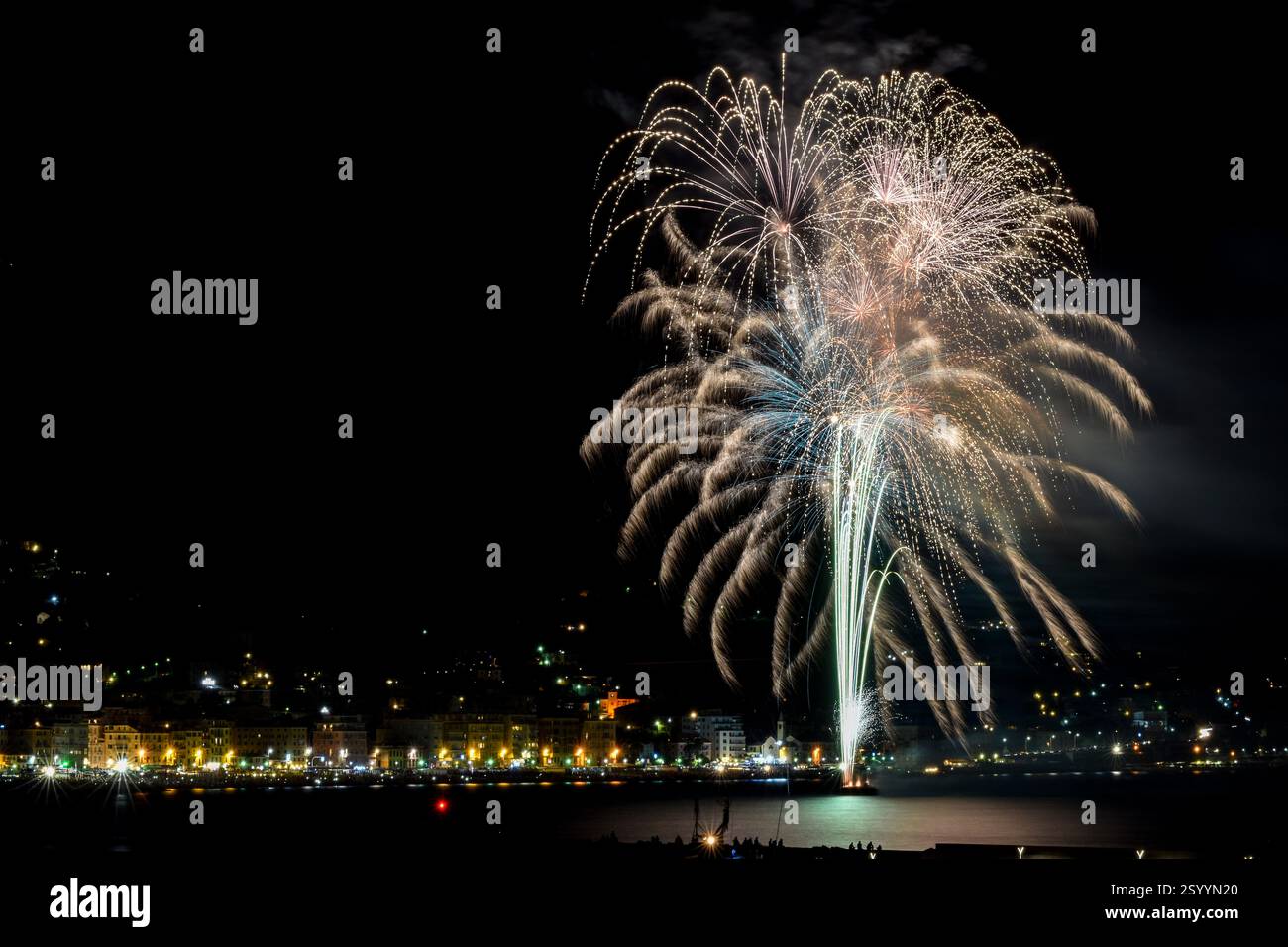 Feux d'artifice et personnes regardant. Une des plus anciennes façons de célébrer des événements ou des anniversaires. Banque D'Images