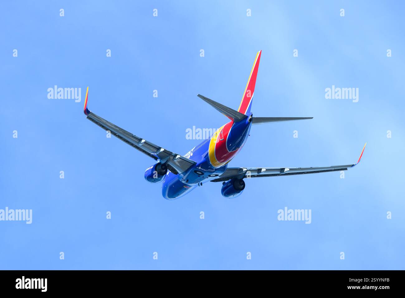 Everett, WA, États-Unis - 28 février 2025 ; le biréacteur Boeing 737-700 pour Southwest Airlines part dans le ciel bleu Banque D'Images