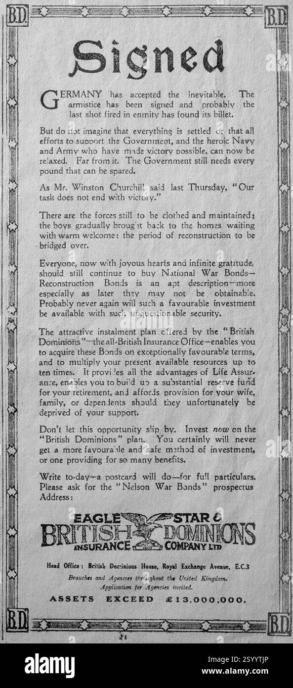 Cette publicité de 1918, publiée le jour de l’Armistice, exhorte le public britannique à continuer de soutenir financièrement le gouvernement malgré la fin de la guerre. Alors que l'Allemagne a signé l'armistice, la publicité souligne que la reconstruction de la nation et le soutien aux soldats qui rentrent au pays sont toujours essentiels. Il encourage les gens à investir dans des obligations de guerre nationales, maintenant appelées obligations de reconstruction, soulignant leur sécurité et leurs avantages financiers. Promues par la British Dominions Insurance Company, les obligations offrent une rare opportunité d’investissement pour assurer son avenir tout en aidant à la reprise nationale. Banque D'Images