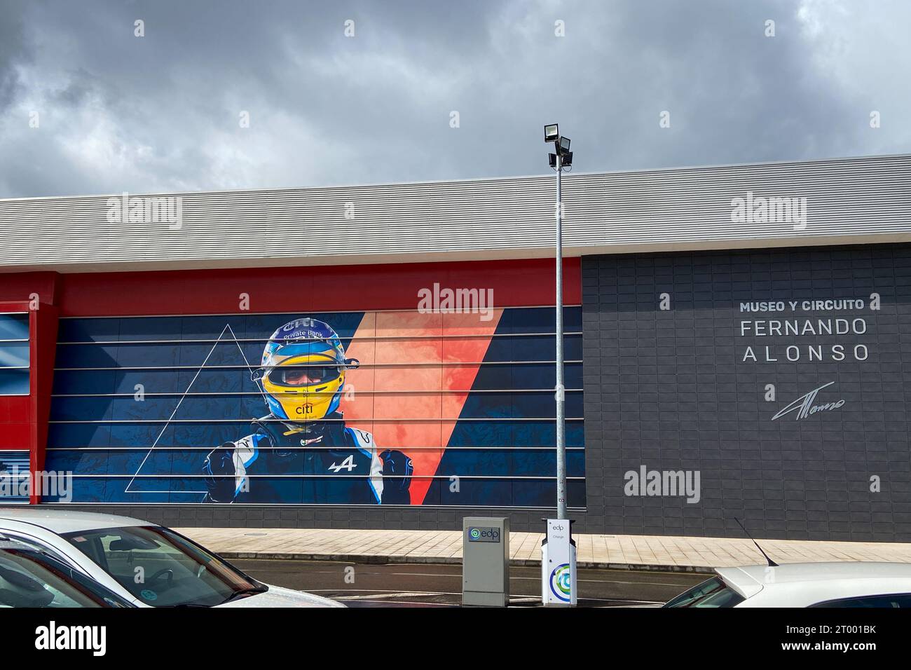 Llanera , Espagne - 10 02 2023 : Fernando Alonso logo marque et panneau de texte Karting circuit et façade d'entrée du musée Banque D'Images