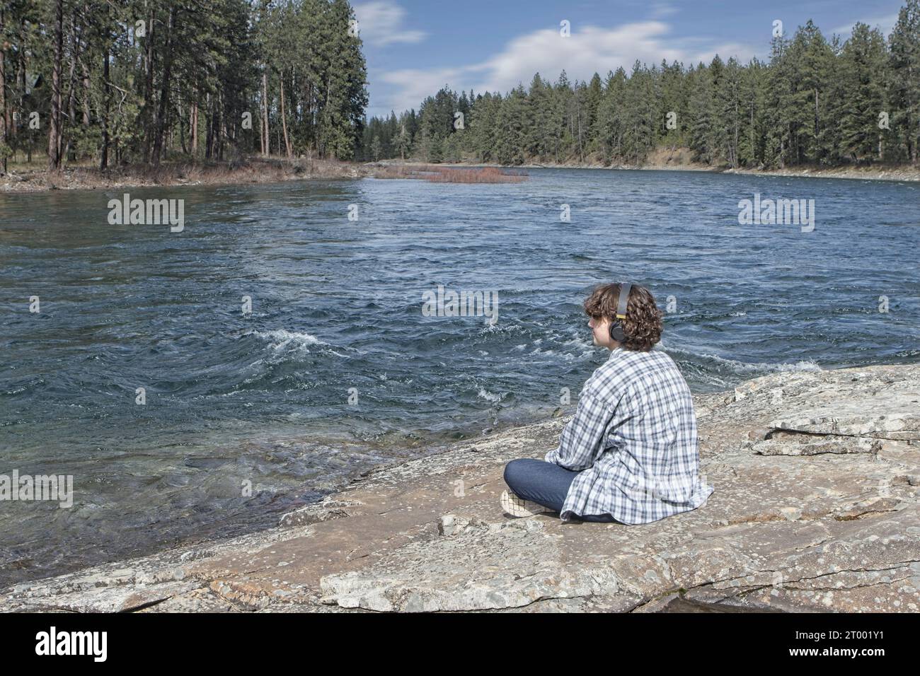 Écouter de la musique au bord de la rivière. Banque D'Images