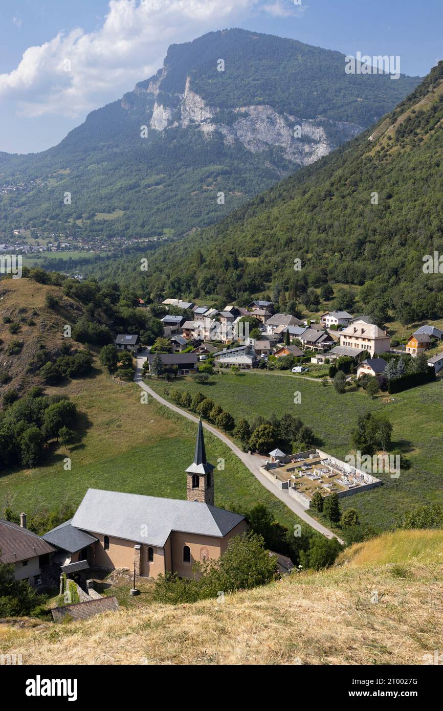 Vue sur le village pittoresque de le Chatel à la Tour-en-Maurienne dans la région Auvergne-Rhône-Alpes dans le sud-est de la France. Vue de dessus, en s Banque D'Images