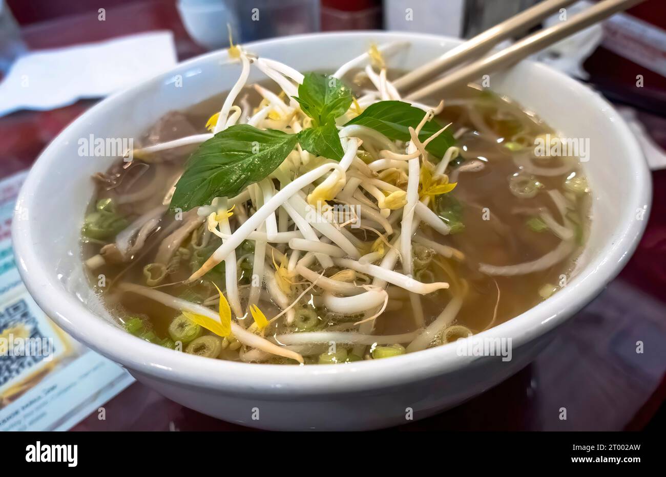 Pho un plat de soupe vietnamien composé de bouillon, de nouilles de riz, d'herbes et de viande. Un aliment populaire au Vietnam où il est servi en h. Banque D'Images