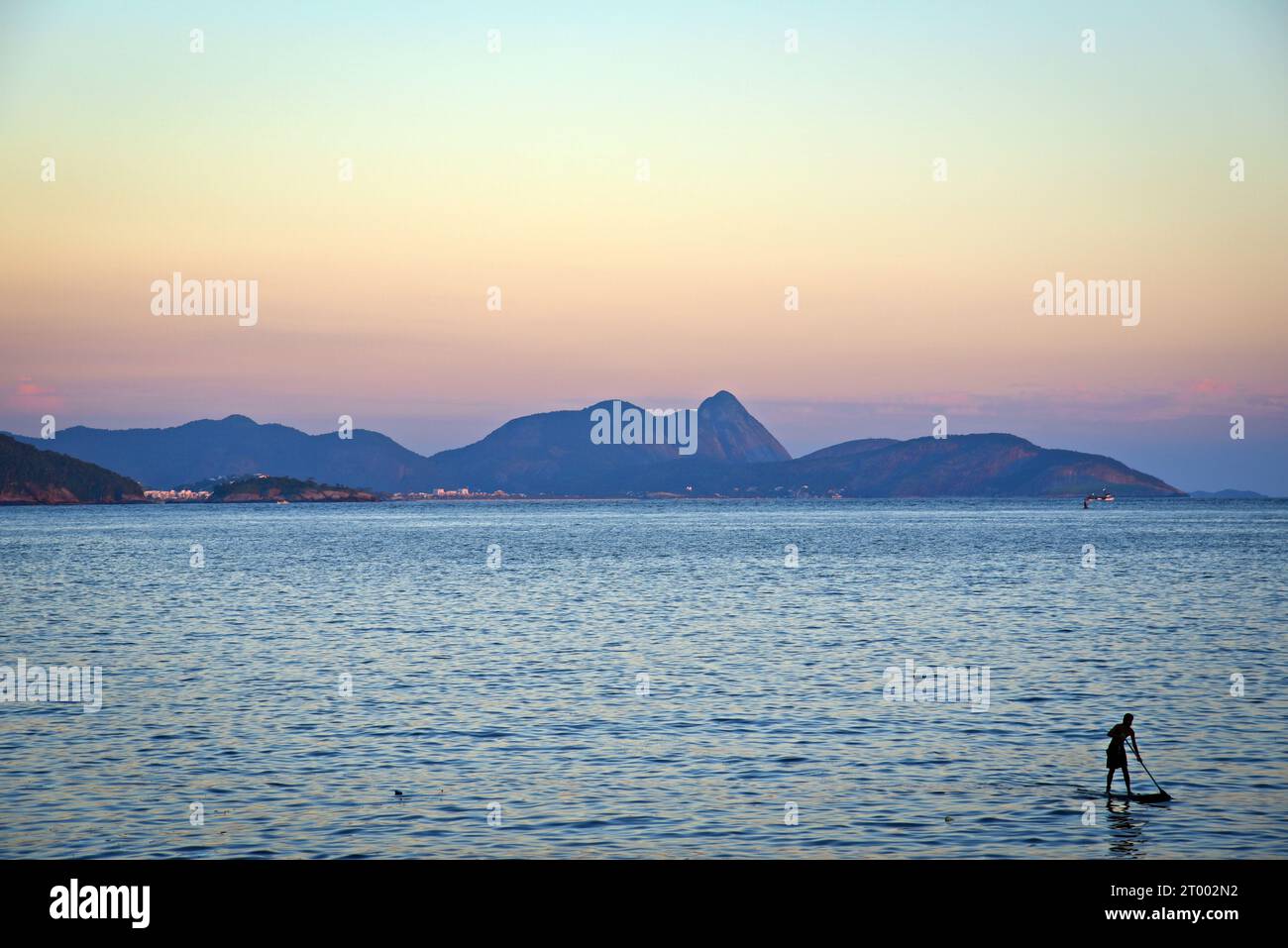 Silhouette d'un Paddleboarder dans la baie de Guanabara au crépuscule - Rio de Janeiro, Brésil Banque D'Images