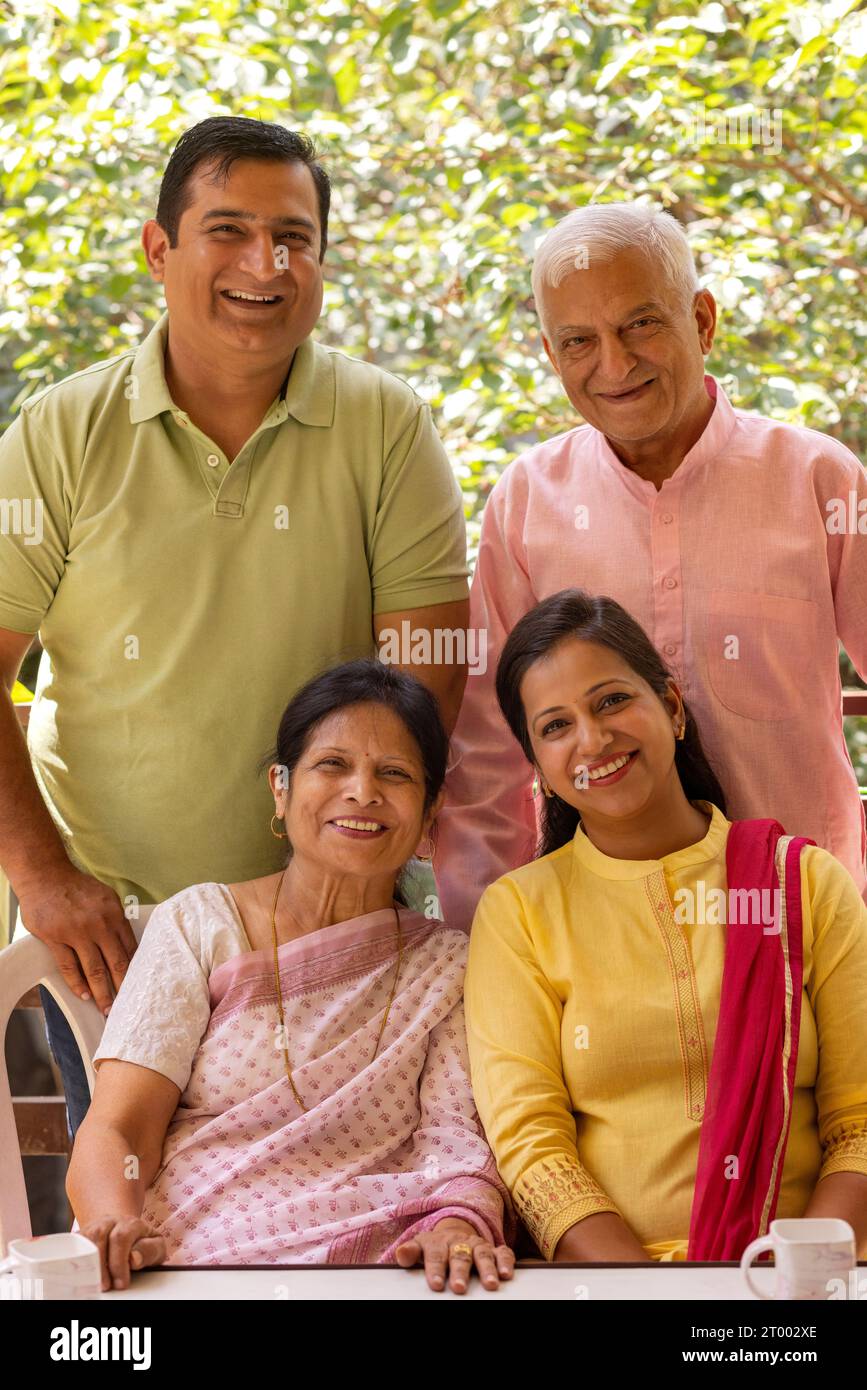 Portrait de famille indienne heureuse à la maison Banque D'Images