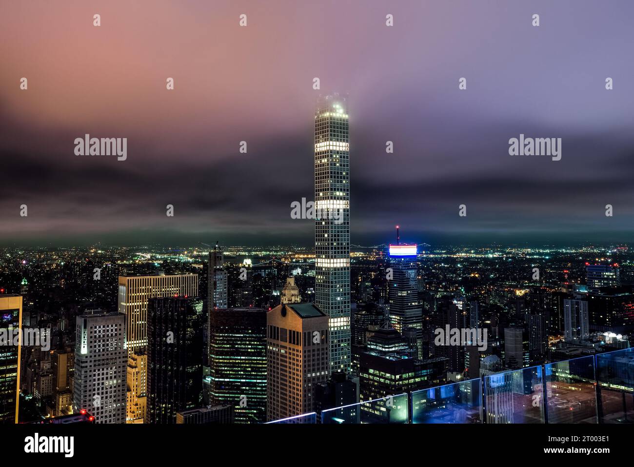 Vue de nuit depuis Top of the Rock (30 Rockefeller Plaza) jusqu'au 432 Park Avenue et bâtiments dans Midtown Manhattan - New York City Banque D'Images