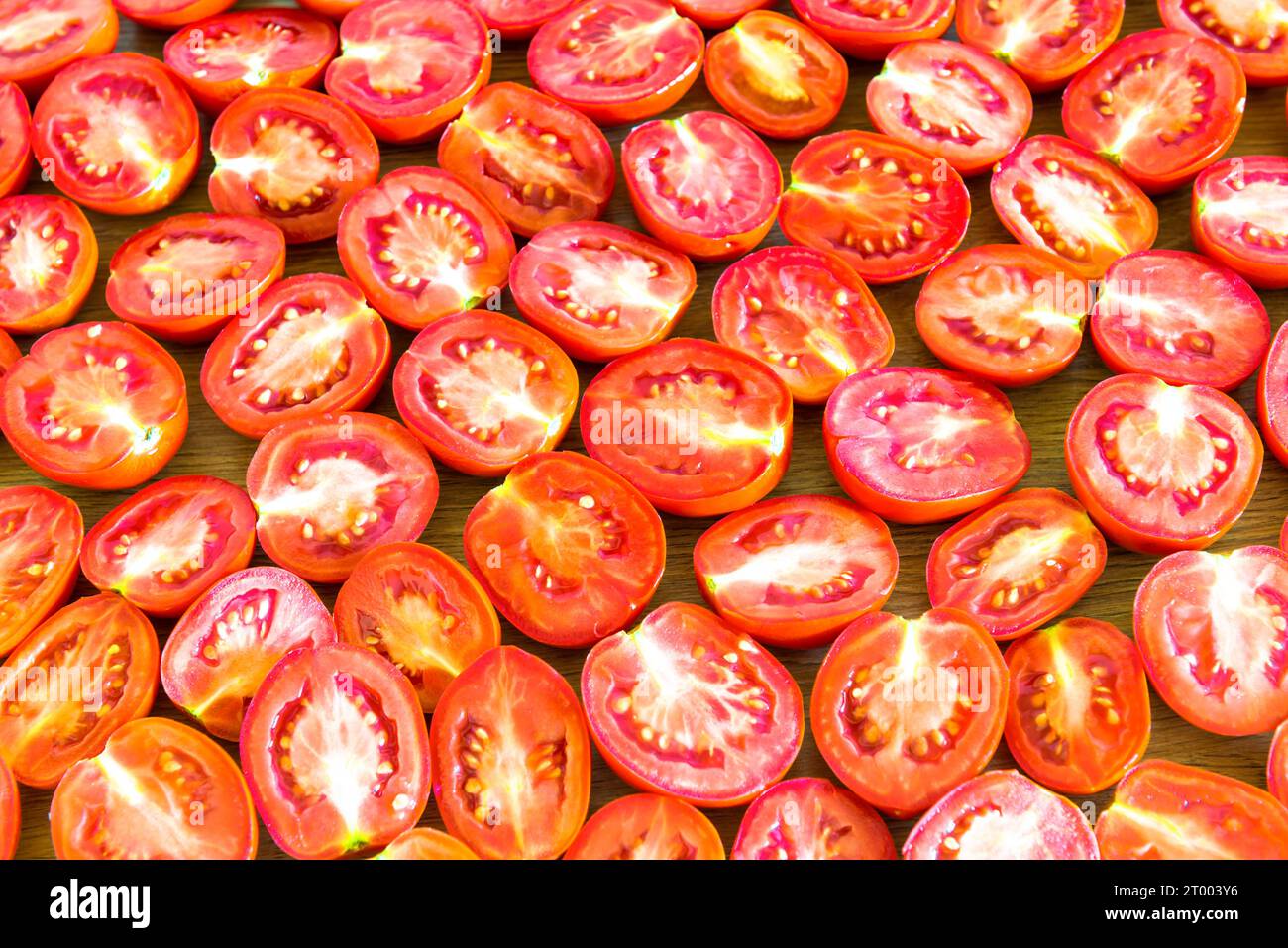 Demi-tranche de tomate rouge Banque D'Images