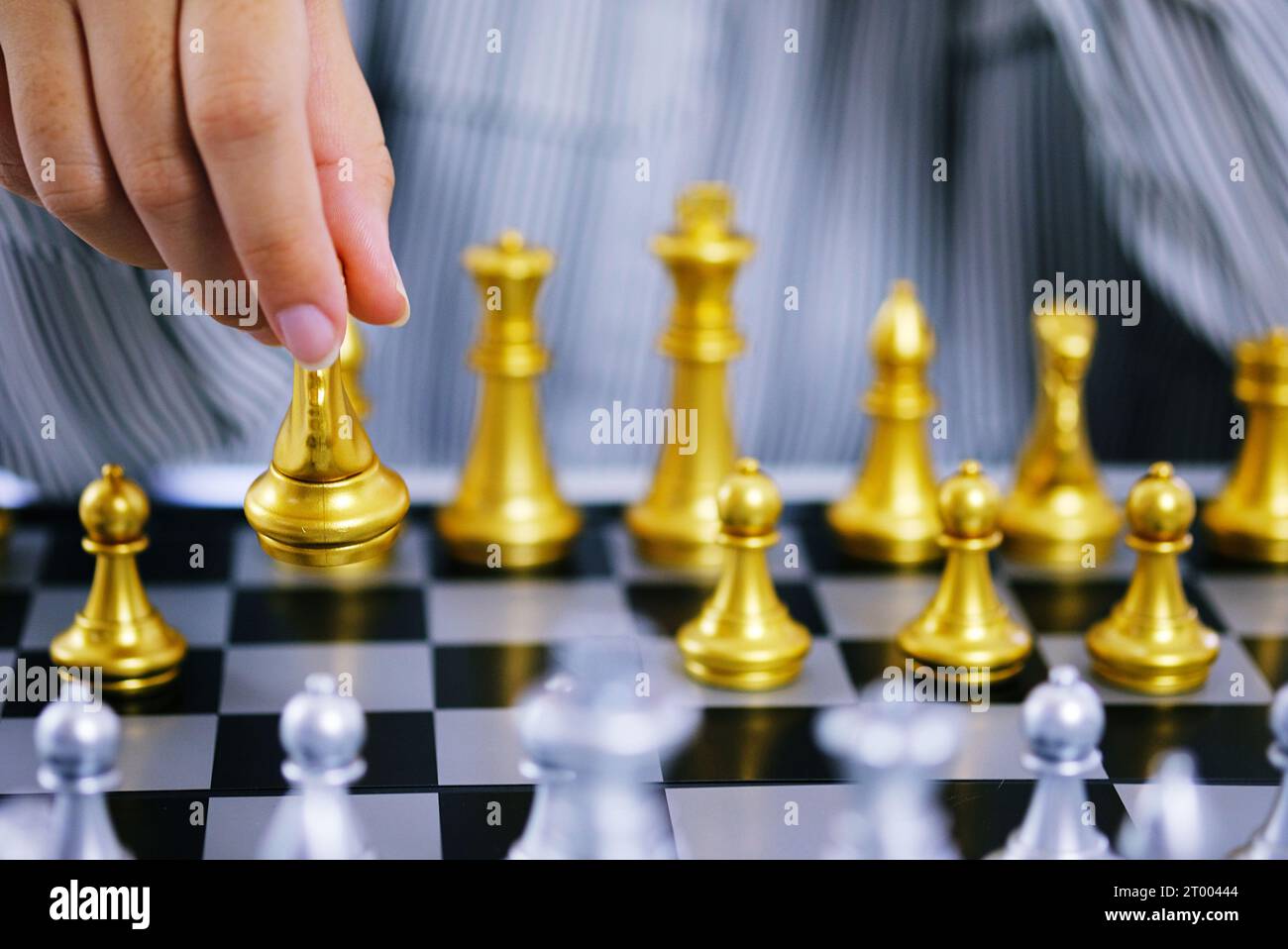 Homme d'affaires jouer avec jeu d'échecs. concept de gestion du succès de la stratégie d'entreprise et défi tactique. Banque D'Images